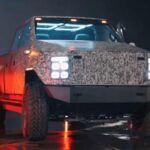 Un prototipo que nunca despegó
La Atlis XT prometió 500 millas de autonomía, una capacidad de remolque de 35,000 libras y tecnología de intercambio de baterías, lo que la convertía en un modelo con especificaciones impresionantes. Sin embargo, años después, el proyecto sigue siendo solo un prototipo sin camiones de producción en las carreteras. Con precios proyectados entre 45,000 y 85,000 dólares, la Atlis XT sigue siendo más un sueño que una realidad, y su falta de entrega y plazos incumplidos la coloca en la lista de los mayores fracasos de las camionetas eléctricas.

Puntos débiles: Sin producción real, promesas no cumplidas y precios irrealistas.