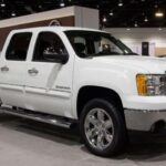 Durabilidad con un toque de lujo
La GMC Sierra 1500 comparte muchas características con la Silverado, pero se distingue por sus opciones de acabados más lujosos. Con motores V8 de 5.3 litros y 6.0 litros, la Sierra ha demostrado ser resistente y capaz de alcanzar más de 300,000 millas si se mantiene adecuadamente.

La estructura robusta, la distribución del tren motriz y la disponibilidad de repuestos hacen que este modelo sea fácil de reparar y mantener. Aunque el óxido puede ser un problema en algunos estados del norte, la fiabilidad mecánica sigue siendo su punto fuerte.

Por qué es confiable: Durabilidad sólida y buen valor de reventa.