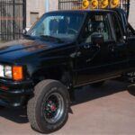 La camioneta casi indestructible
La Toyota Hilux, lanzada en los años 60, se ganó la fama internacional por su durabilidad incomparable. A menudo citada como casi indestructible, la Hilux de los años 80 es un ejemplo claro de cómo una camioneta puede resistir condiciones extremas.

Este modelo alcanzó gran notoriedad a nivel global, especialmente en situaciones extremas, y se convirtió en el estándar de durabilidad en terrenos difíciles. Aventureros y conductores prácticos por igual han confiado en la Hilux, que sigue siendo un referente en el mundo de las camionetas.

Por qué es legendaria: Su capacidad para resistir condiciones extremas y su resistencia en terrenos difíciles la hicieron un símbolo de fiabilidad.