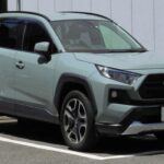 Un crossover duradero y práctico
El Toyota RAV4 es uno de los SUV más populares del mercado y ofrece una fiabilidad excepcional. Su motor de cuatro cilindros, combinado con una transmisión que prefiere los cambios suaves, le da una conducción cómoda y durable. Los modelos híbridos, por su parte, ofrecen un par eléctrico que hace que los arranques en ciudad sean mucho más fáciles y suaves para los componentes del vehículo.

La estructura del RAV4 soporta bien las irregularidades del camino, como los cortes en la acera o los baches de invierno, sin necesidad de ajustes frecuentes. Los interruptores interiores son robustos y las reparaciones son bien conocidas por los talleres. Este crossover es ideal para todos los días y los viajes largos.

Por qué es confiable: Su capacidad para soportar condiciones difíciles y su facilidad de mantenimiento lo hacen un coche ideal para conducir año tras año sin sorpresas.