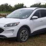 El Escape Hybrid se encuentra entre los pocos modelos de Ford que destacan en las estadísticas de propiedad a largo plazo. Según el Departamento de Energía de EE. UU., el Escape Hybrid logra una economía de combustible estimada en 41 mpg en ciudad, lo que lo convierte en una opción atractiva para los conductores urbanos. Los informes de longevidad indican que estos híbridos comúnmente superan las 200,000 millas, con paquetes de baterías que pueden durar hasta 150,000 millas antes de ser reemplazados. El estudio de iSeeCars muestra que el Escape Hybrid supera a la mayoría de los SUV no híbridos de Ford en cuanto a retención a largo plazo.