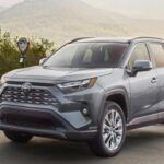 El Toyota RAV4 es uno de los SUV más vendidos del mundo y sigue siendo una opción ideal para los jubilados. Ofrece una posición de asiento elevada que facilita la entrada y salida, así como una excelente visibilidad. El modelo 2025 es especialmente confiable, con una sólida puntuación de fiabilidad de JD Power. Además, el RAV4 está disponible con tracción total, lo que lo convierte en una opción adecuada para quienes viven en áreas con condiciones climáticas cambiantes. Su combinación de seguridad, comodidad y fiabilidad lo hace atractivo para aquellos que buscan un SUV duradero y cómodo a un precio razonable.