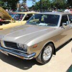La Toyota Corona fue un modelo que sirvió durante varias décadas, pero nunca logró trascender más allá de su funcionalidad. Fue un coche económico y fiable, ideal para quienes querían un vehículo sin complicaciones. Sin embargo, el Corona era tan emocionante como ver la pintura secarse. A lo largo de los años, su diseño y prestaciones se volvieron obsoletos, especialmente cuando los consumidores comenzaron a fijarse más en la estética y en las características de los autos. A pesar de ser un vehículo fiable, el Corona nunca logró capturar la imaginación de los conductores, y hoy es recordado solo por su longevidad y su enfoque práctico.