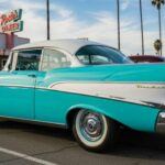 El Chevrolet Bel Air regresa como una sedán muscle car, compitiendo directamente con el Dodge Charger. El modelo base estará equipado con un motor V6 biturbo de 3.0 litros, mientras que las versiones superiores podrían contar con un motor V8 de 6.2 litros. Combinando el diseño retro con un rendimiento moderno, el Bel Air apunta a los entusiastas que buscan un sedán estilizado y poderoso para su uso diario. Este regreso al mercado con un toque clásico seguramente atraerá a quienes buscan un coche con personalidad y potencia.