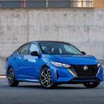 Precio base: $21,590
El Nissan Sentra S ofrece una apariencia deportiva y un interior cómodo y funcional. Su motor de 2.0 litros genera 149 caballos de fuerza y se acopla a una transmisión CVT, lo que le permite ofrecer un rendimiento eficiente con 30 MPG en ciudad y 40 MPG en carretera. Este sedán no solo es económico, sino que también incluye una amplia gama de características de seguridad como monitoreo de punto ciego, alerta de cambio de carril y prevención de accidentes.

El Sentra S es perfecto para quienes buscan un coche pequeño y deportivo para viajes largos o desplazamientos diarios, con un estilo único y una excelente relación calidad-precio.