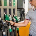 Los autos de lujo suelen estar equipados con motores grandes y de alto rendimiento que consumen más combustible. La gasolina premium, que es más cara que la gasolina regular, suele ser necesaria para estos vehículos. Incluso cuando existen opciones híbridas o motores más pequeños, su eficiencia de combustible rara vez alcanza la de los modelos más económicos. Los propietarios que conducen frecuentemente notarán una diferencia clara en sus facturas de combustible. Con el tiempo, estos gastos pueden convertirse en una carga financiera considerable, y los aumentos en los precios del combustible solo hacen que este gasto sea más notorio.