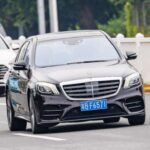La Mercedes-Benz S-Class es sinónimo de lujo y confort. Este sedán de lujo cuenta con tecnología avanzada y características de confort que son muy apreciadas, pero a un costo elevado. Las piezas y reparaciones, que suelen ser caras debido a la tecnología avanzada y los materiales de alta calidad, hacen que el seguro de la S-Class sea notablemente caro. Los propietarios de este modelo deben estar preparados para primas de seguro elevadas, especialmente si se tiene en cuenta la probabilidad de accidentes debido a su tamaño y la sofisticación de sus sistemas de asistencia al conductor.
