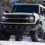 Costo promedio de mantenimiento a 10 años: $10,159
Precio inicial 2025: $40,990

El Ford Bronco es otro SUV que destaca por su estilo y capacidad off-road. Sin embargo, la tecnología avanzada que lo hace atractivo también contribuye a unos costos de mantenimiento relativamente altos. Aunque es una excelente opción para aquellos que buscan aventuras fuera de la carretera, no es necesariamente la mejor opción para aquellos que prefieren un coche más económico y fácil de mantener. Además, la necesidad de piezas especializadas y reparaciones puede resultar en costos inesperados a lo largo de los años.