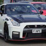 Velocidad máxima oficial: 205 mph
El Nissan GT-R Nismo es otro vehículo que no se conforma con sus cifras oficiales. Aunque está clasificado oficialmente con una velocidad máxima de 205 mph, muchos conductores han logrado alcanzar hasta los 208 mph gracias a su motor V6 biturbo de 3.8 litros que produce 600 caballos de fuerza. La precisión en su manejo, junto con su aerodinámica avanzada, le permiten superar este límite sin comprometer su estabilidad o confiabilidad. El GT-R Nismo es un referente en el mundo de los coches deportivos, demostrando una vez más la ingeniería de precisión de Nissan.