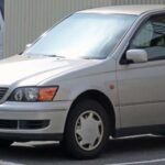 El Toyota Camry es el sedán por excelencia cuando se busca un vehículo sin preocupaciones a largo plazo. Su motor de 2.4 litros con cadena de distribución no necesita reemplazo de correa y, con cambios de aceite regulares, puede alcanzar las 200,000 millas sin problemas. Los costos de propiedad son bajos, con un promedio de 388 dólares al año, mientras que la calidad de conducción sigue siendo excelente.

Lo que debes vigilar: ocasionales sensores de oxígeno o pequeñas fugas de aceite, fáciles de reparar con una sola intervención.