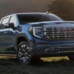 La GMC Sierra 1500 es reconocida por su diseño sólido y elegante y su potente rendimiento. Introducida en 1998, esta camioneta ha combinado lujo y utilidad, convirtiéndose en una opción ideal para quienes buscan lo mejor de ambos mundos. Con una variedad de opciones de motorización, la Sierra 1500 es capaz de realizar tanto tareas cotidianas como trabajos de alta demanda. Su conducción suave y su interior silencioso la distinguen de otras camionetas, ofreciendo una experiencia de conducción más refinada. Además, sus capacidades de remolque son impresionantes, lo que la convierte en una opción preferida para aquellos que necesitan potencia para tareas pesadas. La Sierra 1500 continúa siendo una de las principales opciones para quienes buscan una camioneta versátil y refinada.