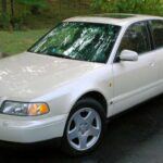 El Audi A8 D2, producido entre 1995 y 2003, fue un modelo que combinó diseño moderno con características de lujo. Su línea elegante y su interior repleto de cuero de napa y tecnología avanzada de la época lo convierten en un coche que sigue teniendo una presencia destacada hoy en día. En sus versiones más avanzadas, el A8 contaba con faros xenón, asientos con calefacción, y hasta un techo solar para ventilar el interior cuando el coche estaba estacionado al sol. Además, su construcción de aluminio lo convirtió en un referente de la tecnología ligera, que era pionera en ese momento.