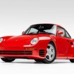 El Porsche 959 fue uno de los coches más innovadores de la década de 1980, con tracción total electrónica, suspensión activa y un motor bóxer turboalimentado de seis cilindros que producía 444 CV. Sin embargo, su complejidad tecnológica, el alto costo de producción y la prohibición de importarlo a los EE.UU. hicieron que el Porsche 959 fuera un fracaso comercial. Hoy en día, el 959 es un superdeportivo extremadamente raro y codiciado, con precios que alcanzan los 1.8 millones de dólares, y los modelos modificados pueden superar los 3 millones en subastas.