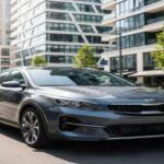 El Kia XCeed combina lo mejor de un SUV con el dinamismo de un coche deportivo. Con un precio aproximado de 29.000 dólares, este modelo es perfecto para aquellos que desean un SUV con un toque de agilidad y estilo. Su diseño deportivo y su manejo ágil lo convierten en un coche muy divertido de conducir, mientras que su interior sigue siendo cómodo y funcional. Es un excelente punto de partida para aquellos que buscan algo con un poco más de personalidad y 