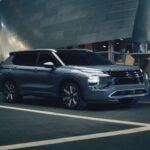 El Mitsubishi Outlander PHEV Instyle+ es la versión híbrida enchufable del popular Outlander, y se posiciona como una opción asequible pero versátil para las familias. Con un alcance eléctrico suficiente para cubrir la mayoría de los trayectos diarios, su motor a gasolina asegura que no haya problemas de autonomía en viajes largos. Además, con tres filas de asientos y un maletero flexible, es ideal para quienes necesitan un SUV que pueda adaptarse a las necesidades diarias y a los viajes familiares. El precio competitivo y la fiabilidad de Mitsubishi hacen de este modelo una opción atractiva para quienes buscan un SUV ecológico y económico.