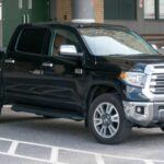 La Toyota Tundra es una de las camionetas más robustas del mercado, equipada con un motor V6 biturbo que garantiza un rendimiento excepcional. A pesar de su fuerza bruta, la Tundra ofrece un nivel de refinamiento sorprendente para su categoría. Los detalles como el techo panorámico y la ventana trasera que baja completamente añaden un toque de lujo y sofisticación. La Tundra es ideal para quienes necesitan una camioneta capaz de enfrentar trabajos pesados pero no quieren sacrificar una conducción suave y placentera.