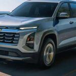 El Chevy Equinox es uno de los modelos más populares de Chevrolet en el segmento de SUVs compactos, y para 2026 recibirá algunas actualizaciones significativas. Una de las principales novedades será la incorporación de un selector de modo de conducción como equipamiento estándar en todas las versiones. Además, el color Polar White Tricoat reemplazará al Iridescent Pearl Tricoat en las versiones Activ y RS, aunque no estará disponible para la versión LT. Estos cambios son relativamente pequeños, pero mejorarán la experiencia de conducción y la estética del Equinox.