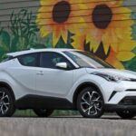 Puntuación de fiabilidad: 91/100
El Toyota C-HR 2020 fue una sorpresa dentro de la gama de SUV de la marca. A pesar de sus peculiaridades de diseño, este modelo logró una de las puntuaciones de fiabilidad más altas en su categoría. Con un motor de 2.0 litros eficiente y una construcción sólida, el C-HR es ideal para aquellos que buscan un SUV pequeño, accesible y con una fiabilidad excepcional.

A pesar de que su espacio de carga y rendimiento en carretera podría no ser tan impresionante como otros modelos, el C-HR 2020 se destaca por su eficiencia de combustible y por ofrecer características de seguridad avanzadas como el Toyota Safety Sense. Es una opción excelente para conductores urbanos que desean un SUV fiable, económico y fácil de manejar.
