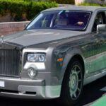 Finalmente, Rolls-Royce cierra esta lista con una marca que ha perfeccionado el arte del lujo y la exclusividad. Cada componente de un Rolls-Royce se fabrica con una atención al detalle impresionante, lo que significa que las piezas de recambio también están hechas a medida y tienen un precio acorde. Desde las suspensiones personalizadas hasta los interiores a medida, cada componente se diseña para ser único y reflejar la visión personal del cliente.