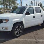 La Honda Ridgeline se destaca en el mercado de los camiones por su construcción unibody y su manejo similar al de un automóvil. A pesar de su diseño poco convencional, su motor 3.5L V6 ha sido elogiado por su longevidad y fiabilidad. Este motor proporciona un rendimiento constante a lo largo de los años, y muchos propietarios han reportado que sus Ridgeline han alcanzado distancias de más de 300,000 kilómetros sin mayores inconvenientes.

Además de su durabilidad, la Ridgeline ofrece un interior cómodo y soluciones de almacenamiento innovadoras, lo que la convierte en una opción versátil para aquellos que buscan una camioneta de trabajo fiable con un toque moderno.