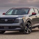 Con un precio de entrada de solo $23,220, el Nissan Kicks 2025 es perfecto para conductores urbanos y compradores primerizos de SUVs. A pesar de su tamaño compacto, ofrece un interior sorprendentemente espacioso y una excelente eficiencia de combustible, que lo coloca como una opción muy económica para quienes buscan un crossover accesible. Además, su sistema de frenado automático de emergencia y sus bajos costos de mantenimiento lo hacen una opción inteligente y segura. Su tracción delantera lo convierte en un SUV fácil de manejar en entornos urbanos, lo que lo hace ideal para quienes buscan versatilidad sin un gran gasto.