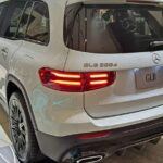 El Mercedes-Benz GLB 2024 es, esencialmente, un Toyota RAV4 con un precio elevado y un interior más ajustado. Aunque pretende ser un SUV de lujo, sus características y acabados no están a la altura de las expectativas. El GLB ofrece una pantalla táctil de 7 pulgadas y algunas características de seguridad básicas, pero su sistema de infoentretenimiento es torpe y sus asientos no son de gran calidad. Además, consume más combustible que el RAV4 y cuesta alrededor de $10,000 más. En resumen, el GLB no justifica el sobreprecio, especialmente cuando comparado con los modelos no-lujosos que ofrecen mejores prestaciones.