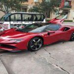 El Ferrari SF90 es un hipercoche híbrido que dejó huella en el mercado, pero su complejidad tecnológica y el precio extremadamente alto han hecho que muchos estadounidenses se alejen de él. Si bien este modelo se presentó como un avance en la tecnología híbrida y el rendimiento extremo, su exclusividad y coste lo convirtieron en una opción de nicho.