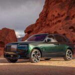 El Rolls-Royce Cullinan es el SUV más caro y lujoso del mundo, y su versión Black Badge Series II es aún más exclusiva, con un precio base de $475,000. Nombrado en honor al Cullinan, el diamante más grande jamás descubierto, este SUV destaca por su comodidad y potencia, gracias a un motor V12 de 563 caballos de fuerza.