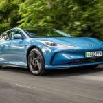 El MG IM5 es un modelo revolucionario de la marca china, diseñado para competir directamente con el popular Tesla Model 3. Este sedán eléctrico destaca no solo por su autonomía de hasta 441 millas en su versión Long Range, sino también por su innovadora capacidad de recarga ultrarrápida. Con una batería de 96,5 kWh, el IM5 puede cargarse del 10% al 80% en tan solo 17 minutos, siempre y cuando se utilice un cargador compatible.