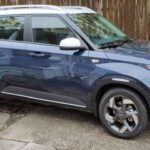 El Hyundai Venue Denim es un SUV subcompacto que redefine lo que se espera de un coche de entrada. A pesar de su tamaño y precio, el Venue Denim viene con navegación, Android Auto y alertas de salida de carril, características que no siempre se encuentran en modelos de esta gama. Además, su diseño único y su personalidad divertida lo hacen destacar en la carretera. Este coche es una opción perfecta para quienes buscan un modelo asequible con tecnología de última generación y un estilo fresco.