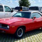 El Plymouth Barracuda es otro de los coches clásicos más recomendados por los mecánicos, especialmente los modelos de los años 1970 a 1974, que fueron los más emblemáticos y fiables. Este muscle car es conocido por su diseño llamativo y su rendimiento superior. Los mecánicos destacan la resistencia del motor y la calidad de su fabricación, lo que hace que este coche siga siendo muy apreciado en el mercado de autos usados.