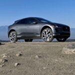 El Jaguar I-Pace es un SUV eléctrico que no ha tenido el éxito esperado, y su depreciación del 72,2% en los primeros 5 años es la más alta de esta lista. A pesar de su rendimiento impresionante, con una autonomía de 253 millas y una carga rápida que alcanza el 80% en solo 40 minutos, el I-Pace perdió $51,953 en su valor debido a su falta de fiabilidad, especialmente en cuanto a la percepción de la marca Jaguar y la situación económica de la compañía, que actualmente está en pausa de fabricación de vehículos. Aunque el I-Pace se posicionaba como un competidor directo del Audi e-tron, su elevado precio y los problemas de fiabilidad contribuyeron a su alta depreciación.
