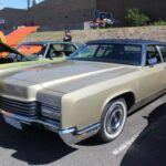 Los parachoques cromados fueron una tendencia popular en los años 50 y 60, utilizados para dar un aspecto más estilizado y elegante a los coches. Si bien su brillo y estética llamaban la atención, los parachoques cromados no ofrecían ninguna ventaja en cuanto a protección en comparación con los parachoques tradicionales. De hecho, su mayor tamaño y peso representaban un peligro adicional en caso de colisiones. Con el tiempo, los parachoques cromados fueron prohibidos debido a que no proporcionaban la misma eficacia en términos de seguridad y eran innecesarios para la funcionalidad del coche.