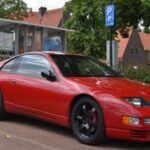 El Nissan 300ZX Z32, fabricado entre 1990 y 1996, fue un verdadero avance tecnológico de su tiempo. Con un motor V6 twin-turbo de 3.0L y 300 caballos de fuerza, el 300ZX no solo era rápido, sino que su avanzada tecnología, como la dirección en las cuatro ruedas Super-HICAS, lo convertía en un coche fascinante. Su transmisión manual de cinco velocidades ofrecía una conexión directa con la potencia, convirtiéndolo en uno de los autos más emocionantes de la década de los 90.