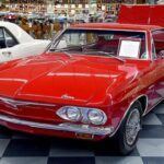 El Chevrolet Corvair es probablemente uno de los coches más controvertidos de todos los tiempos. Su problema más grave era su manejo defectuoso, lo que causó que fuera etiquetado como peligroso por muchos expertos. El defensor del consumidor Ralph Nader incluso escribió un libro titulado Unsafe at Any Speed (Inseguro a Cualquier Velocidad), en el que exponía los defectos de seguridad del Corvair. El manejo inestable y su tendencia a volcarse lo convirtieron en un fracaso rotundo, y finalmente llevó a la industria automotriz a establecer nuevas regulaciones de seguridad para evitar más tragedias.