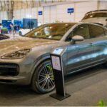El Porsche Cayenne Turbo E-Hybrid es una SUV híbrida de lujo que combina el rendimiento inigualable de Porsche con la eficiencia de la tecnología híbrida. Con un motor V8 biturbo de 4.0 litros y un motor eléctrico, el Cayenne Turbo E-Hybrid produce 670 caballos de fuerza. Este SUV de lujo acelera de 0 a 100 km/h en solo 3.6 segundos, lo que demuestra su asombroso rendimiento a pesar de su tamaño. Además de su potencia, el Cayenne Turbo E-Hybrid ofrece una eficiencia de combustible impresionante para su clase, lo que lo convierte en una opción perfecta para aquellos que buscan un vehículo de lujo, ecológico y con un rendimiento excepcional. Con un interior lujoso y tecnología avanzada, este modelo es la perfecta combinación entre lo mejor de Porsche y un futuro más verde.
