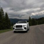Precio: TBD

El Bentley Bentayga Speed 2026 se presenta como la versión más deportiva del SUV de lujo de la marca. Aunque ha reducido su cilindrada, el nuevo motor V8 biturbo de 641 caballos de fuerza permite al Bentayga Speed acelerar de 0 a 100 km/h en solo 3.6 segundos. Con una suspensión neumática adaptativa completamente rediseñada y una dirección asistida eléctrica más ágil, este SUV combina lujo con un rendimiento impresionante. La incorporación del modo ESC Dynamic y los frenos carbocerámicos opcionales permiten un control preciso, incluso en maniobras exigentes. Si bien la mayoría de los compradores de Bentayga no buscarán hacer derrapes, su potencia y capacidades dinámicas lo hacen rivalizar con deportivos de alta gama.