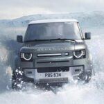 Una leyenda todoterreno con un toque moderno

El Land Rover Defender es otro SUV que ha sobrevivido al paso del tiempo, manteniendo su ADN utilitario de los 70, pero con innovaciones tecnológicas que mejoran su desempeño. Su diseño cuadrado y su apariencia robusta le dan una estética retro que evoca la esencia de los vehículos de exploración de los años 70. Con sistemas avanzados de suspensión neumática y tracción, el Defender moderno sería una maravilla en comparación con los modelos de la época que luchaban con resortes de hojas y diferenciales abiertos.