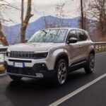 Rugged y compacto, listo para la aventura urbana

El Jeep Avenger conserva el ADN robusto de la marca, pero con un tamaño y peso reducidos, ideal para el uso diario. Este crossover compacto se maneja con confianza en las estrechas calles de la ciudad y ofrece un rendimiento todoterreno notable para su tamaño. El interior está diseñado de manera sencilla pero eficiente, con almacenamiento inteligente en cada rincón. En caminos fuera de pavimento, el Avenger se mantiene compuesto y dispuesto a la aventura. Asequible y capaz, es un recordatorio de que la aventura no solo se encuentra en el desierto, sino también en las calles de tu ciudad.