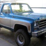 Rendimiento y robustez para los más exigentes

El Chevrolet K5 Blazer de los años 80 es un SUV clásico conocido por su construcción sólida y su potente rendimiento. Este modelo es muy apreciado por su diseño resistente y su espacioso interior, que lo hace ideal tanto para viajes largos como para aventuras off-road. A medida que el mercado de SUVs vintage sigue expandiéndose, el valor del K5 Blazer ha ido subiendo, convirtiéndolo en una excelente inversión para aquellos que buscan un vehículo que combine fiabilidad, rendimiento y un diseño clásico.