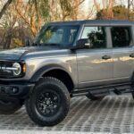 Costo promedio de mantenimiento a 10 años: $10,159
Precio inicial 2025: $40,990

El Ford Bronco es uno de los vehículos más icónicos y populares entre los entusiastas del todoterreno. Su diseño robusto y su capacidad de aventura lo convierten en un modelo deseable para muchos, pero su coste de mantenimiento de $10,159 durante 10 años puede ser una carga importante para los jubilados. Además, con un precio inicial de $40,990, el Bronco es una opción costosa que podría afectar negativamente las finanzas a largo plazo durante la jubilación.