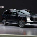 El SUV de tres filas con potencia y tecnología de punta

El Hyundai Palisade 2026 ha sido completamente rediseñado, mejorando su diseño angular y su cabina con pantallas curvas de 12.3 pulgadas para el sistema de infoentretenimiento y el cuadro de instrumentos. Este SUV ahora ofrece opciones para hasta nueve pasajeros, con un motor híbrido que combina un motor de 2.5 litros turboalimentado con motores eléctricos para una potencia total de 329 CV y una eficiencia de más de 30 mpg en carretera.

La versión XRT Pro añade capacidades off-road con características como neumáticos todoterreno, mayor distancia al suelo y un diferencial trasero de deslizamiento limitado. Este SUV es ideal para familias grandes que no solo buscan comodidad, sino también capacidad para aventuras fuera de la carretera.