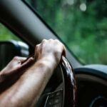 Riesgo: Reacciones lentas y pérdida de concentración
La conducción bajo fatiga es sorprendentemente más peligrosa de lo que muchos piensan. Cuando estás cansado, tu capacidad de reacción disminuye drásticamente, lo que aumenta el riesgo de accidentes. Si bien algunos conductores piensan que pueden resistir la fatiga, lo cierto es que, al estar agotado, puedes caer en microsueños, lo que puede tener consecuencias fatales. Si sientes que estás cansado o somnoliento, detente y haz una siesta breve. Un pequeño descanso puede ser la diferencia entre un viaje seguro y un desastre.