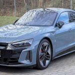 Un lujo con alto coste en seguros
El Maserati Quattroporte es uno de los sedanes más exclusivos y elegantes del mercado, combinando potencia, diseño y lujo italiano. Sin embargo, su seguro se encuentra entre los más caros del mundo automotriz. Los propietarios de este modelo disfrutan de motores potentes, piezas costosas y reparaciones caras, lo que lleva a aseguradoras a aplicar primas elevadas. A pesar de ser un vehículo más de lujo que de uso diario, su coste de seguro refleja su exclusividad y alto rendimiento. Es, sin duda, un coche que no solo se compra para conducir, sino también como un símbolo de estatus.
