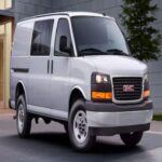 Precio de venta sugerido inicial: $35,000 (aproximadamente)
Aunque no es un vehículo que atraiga a los compradores particulares, el GMC Savana Cargo se destaca por su valor de depreciación relativamente bajo, con una retención de 82,30% de su valor después de tres años. Este vehículo está diseñado principalmente para uso comercial, pero su bajo costo de arrendamiento y alta fiabilidad lo convierten en una excelente opción para arrendar si necesitas un vehículo utilitario para tu negocio. La robustez del Savana Cargo y su capacidad para adaptarse a una variedad de tareas lo hacen una opción sólida para aquellos que buscan un vehículo de trabajo sin comprometerse con su depreciación a largo plazo.