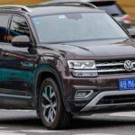 El Volkswagen Atlas es un SUV que destaca por sus comodidades ideales para los viajes largos, como su suavidad en la conducción y su gran espacio para las piernas. Con un rendimiento de combustible decente y capacidades de remolque, puedes llevar todo lo que necesites para tu aventura, ya sean bicicletas, kayaks o incluso una pequeña caravana. Sus tecnologías avanzadas y su sistema de infoentretenimiento hacen que los trayectos largos sean mucho más agradables para todos los ocupantes. Su robustez y confiabilidad son ideales para quienes buscan un coche que combine confort y capacidad para trayectos largos.