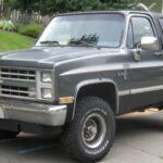 El Chevrolet K5 Blazer es otro ejemplo clásico de robustez y resistencia en los SUVs de antaño. Lanzado en la década de 1960, el K5 Blazer fue la respuesta de Chevrolet a la creciente demanda de vehículos todoterreno. Su estructura robusta y su potente motor lo convirtieron en una opción confiable para enfrentarse a todo tipo de caminos. Con un diseño versátil que incluía un techo desmontable y un espacioso interior, el K5 Blazer era la opción perfecta para aquellos que buscaban una mezcla de aventura y practicidad. A día de hoy, el K5 sigue siendo un ejemplo destacado de la ingeniería americana.