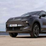 El MG S5 EV es un SUV eléctrico que reemplaza al ZS EV, y destaca por su interior de calidad, usando materiales suaves al tacto que mejoran la experiencia de conducción. Este modelo ofrece un espacio interior generoso, con un maletero de gran capacidad y asientos traseros amplios, lo que lo convierte en una opción perfecta para familias o viajes largos. Su batería mejorada ofrece una autonomía de hasta 480 km, y sus características avanzadas de seguridad lo colocan como uno de los mejores vehículos eléctricos en su segmento. El S5 EV representa un gran paso adelante para MG, con un interior premium que rivaliza con marcas más establecidas.