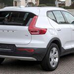 El Audi Q4 e-tron comienza en 50,000 dólares y ofrece una autonomía de 241 millas. Si bien es un SUV compacto con un interior elegante y una conducción cómoda, su precio se siente un poco elevado para el rendimiento y la autonomía que ofrece. Además, su capacidad de carga de 125 kW es algo limitada frente a la competencia de marcas como Hyundai y Kia.
