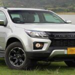 La opción económica para quienes no buscan demasiadas pretensiones

La Nissan Frontier es el modelo más económico de esta lista, pero también el que presenta más deficiencias en comparación con otras camionetas medianas. Aunque recibió una actualización en 2022, su sistema de infoentretenimiento sigue siendo algo anticuado y su economía de combustible es bastante pobre. Además, solo está disponible con una opción de tren motriz, lo que limita las opciones para los compradores.

El interior de la Frontier es más estrecho que el de muchos de sus competidores y su puntuación de seguridad también es inferior a la media. Si lo que buscas es una opción asequible para uso rudo, la Frontier podría ser adecuada, pero si tus expectativas son más altas, es mejor considerar otras opciones.